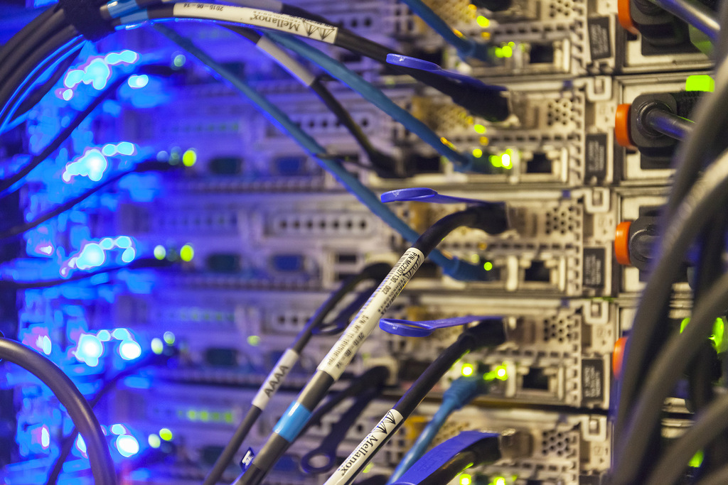 Visualisatie van online privacy, de achterzijde van een operationeel computer cluster in een datacenter